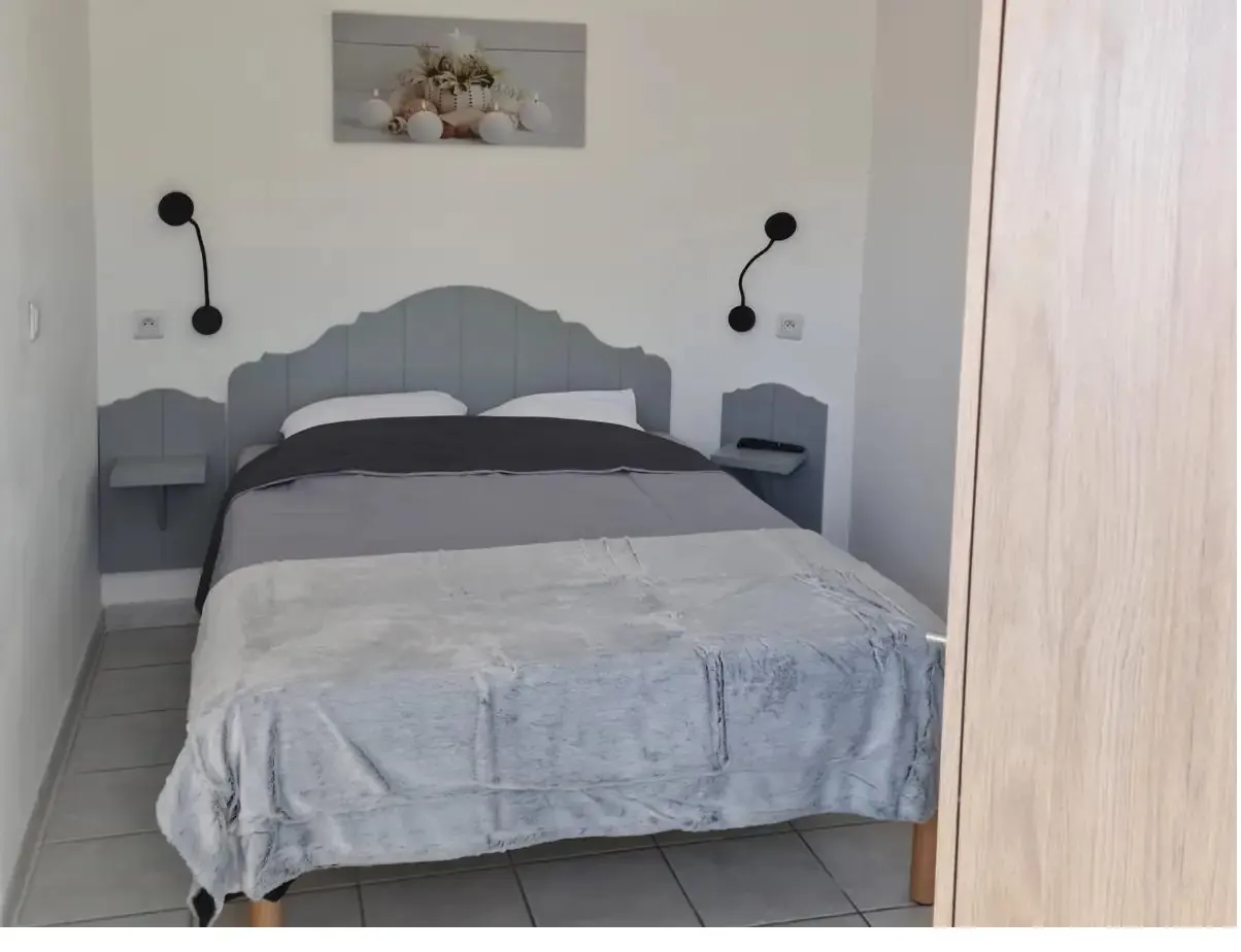 Chambre rez-de-chaussée, lit double / Ground-floor bedroom, double bed