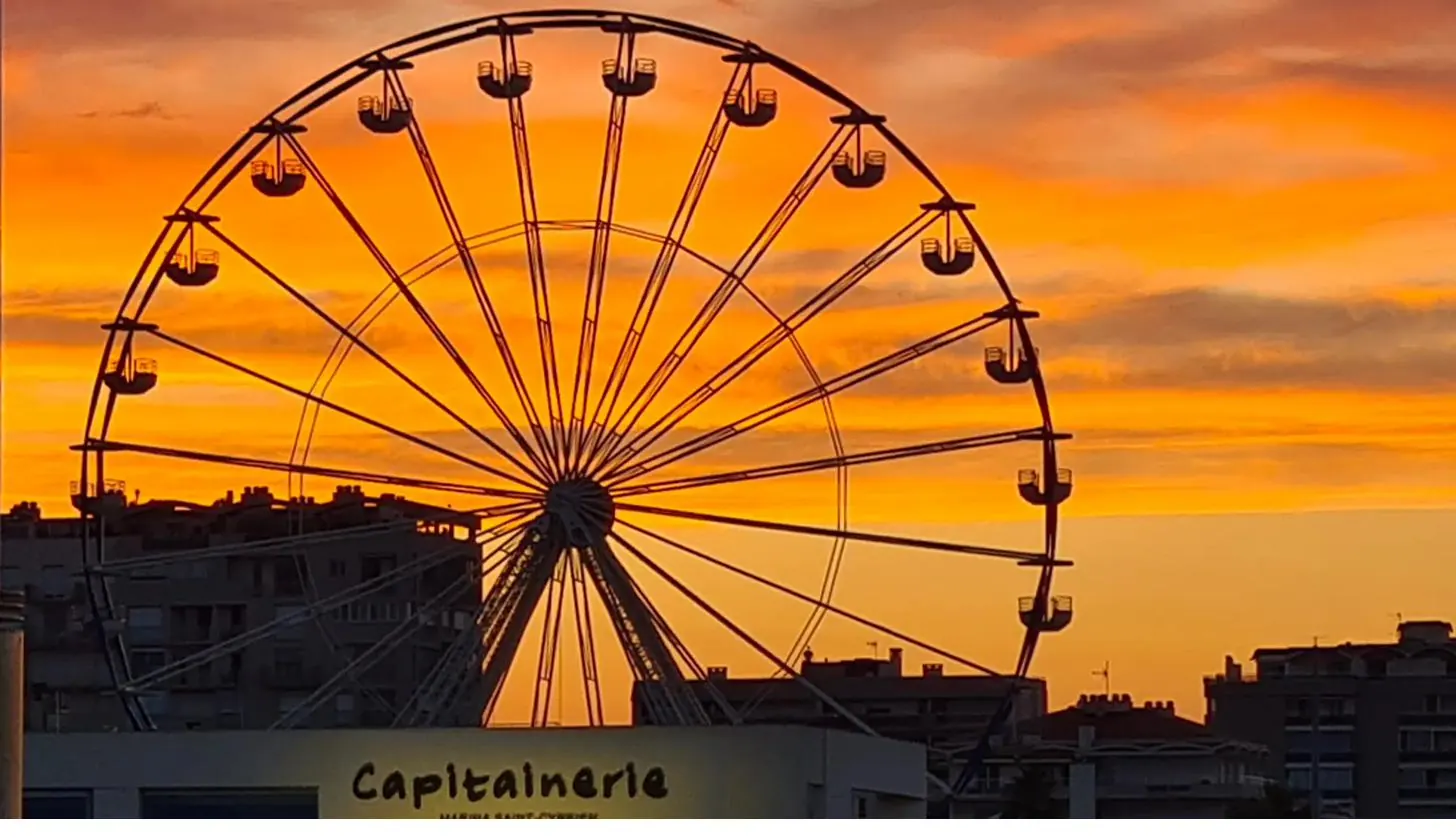 Grande roue et port de Saint-Cyprien au coucher de soleil / Ferris wheel and Saint-Cyprien harbour at sunset