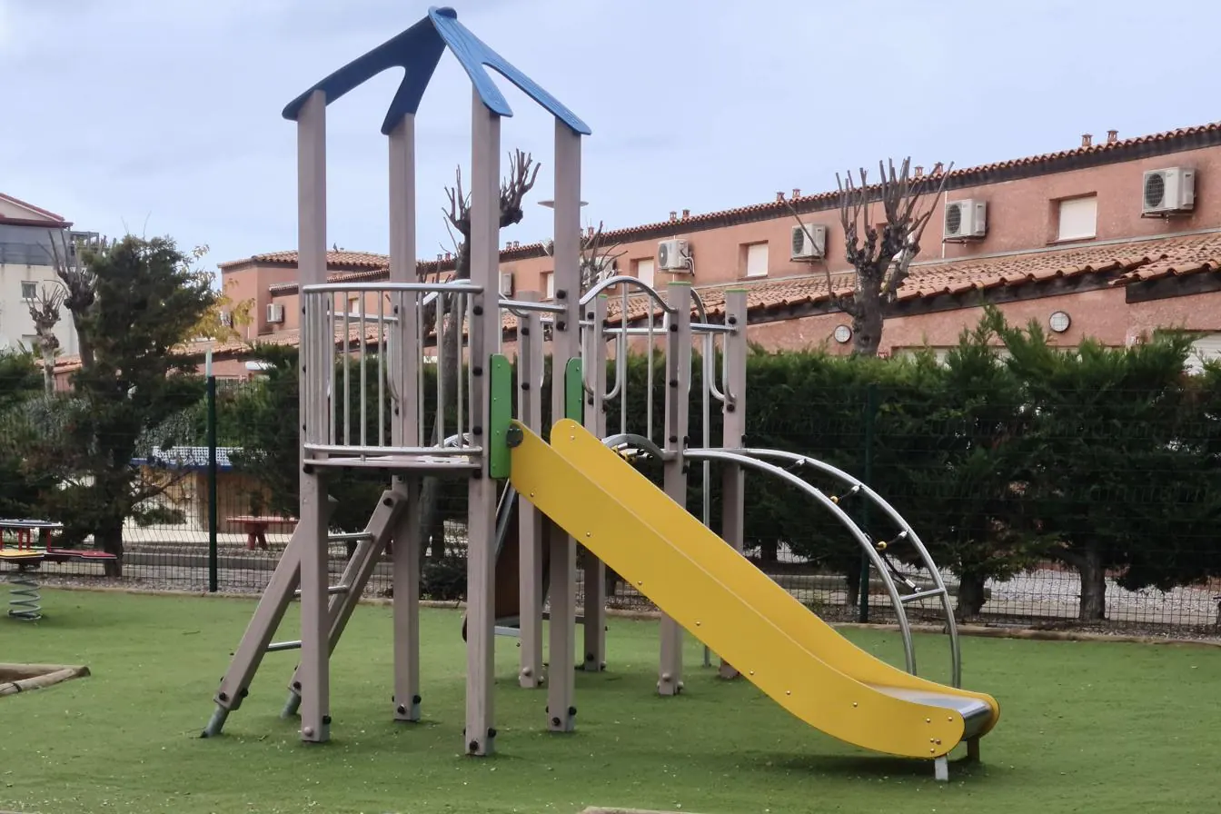 Aire de jeux de la résidence / Residence play area