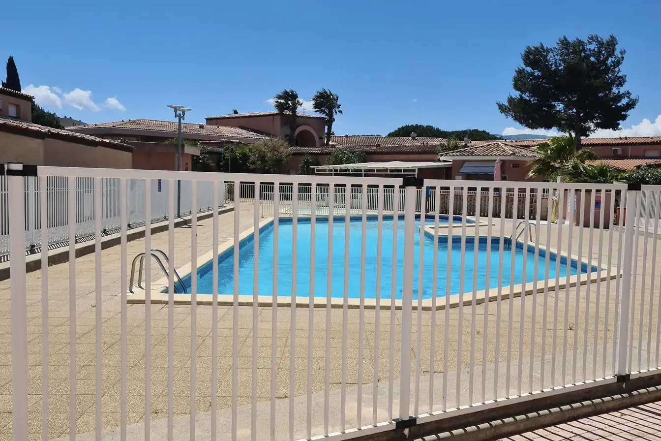 Piscine de la résidence / Residence swimming pool